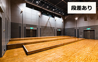 座席後⽅の段差あり